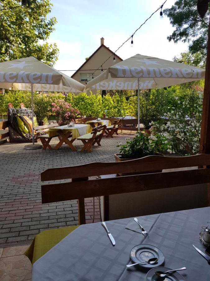 Sommer Panzio Balatonfoldvar Bagian luar foto