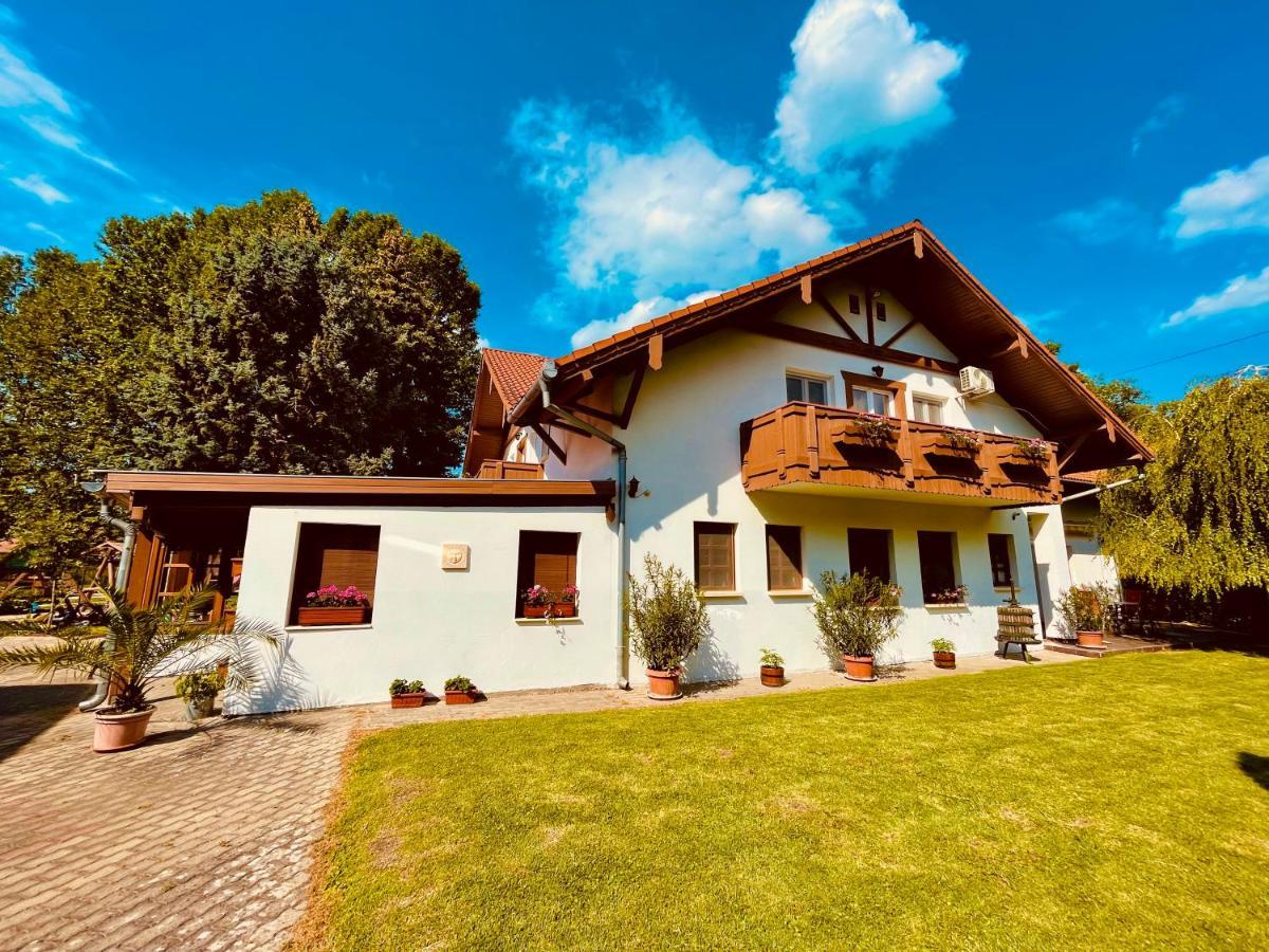Sommer Panzio Balatonfoldvar Bagian luar foto