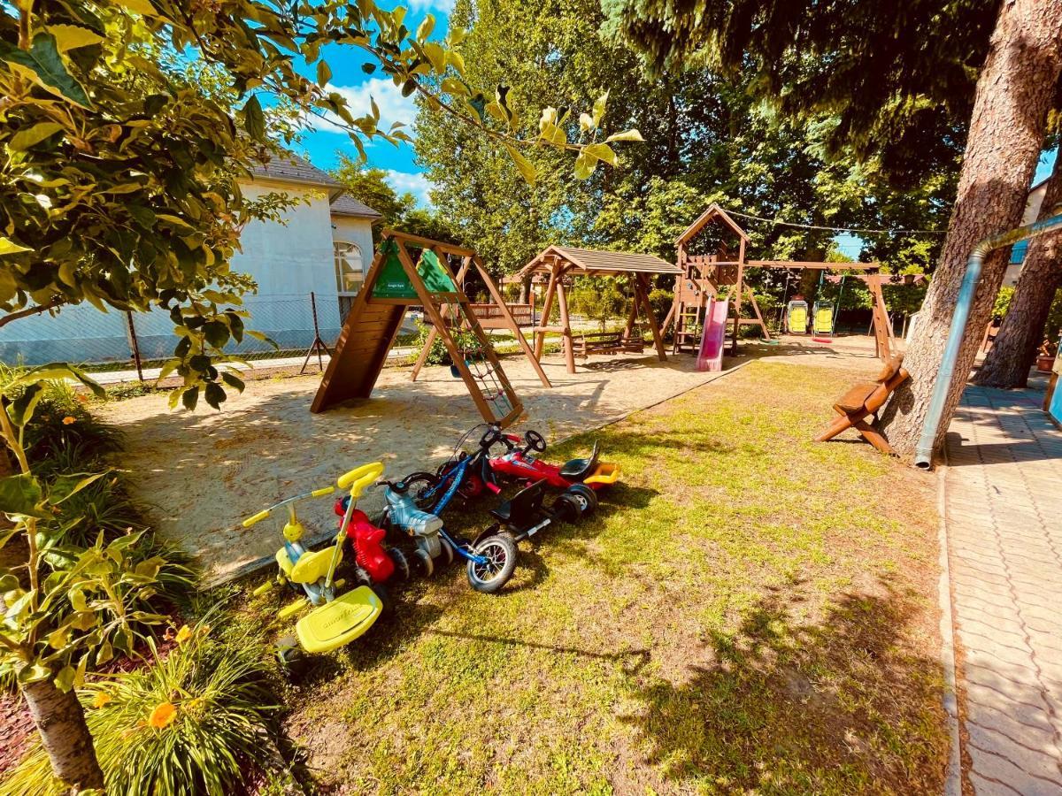 Sommer Panzio Balatonfoldvar Bagian luar foto