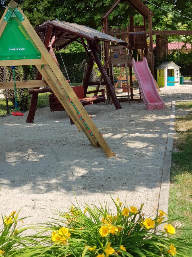 Sommer Panzio Balatonfoldvar Bagian luar foto